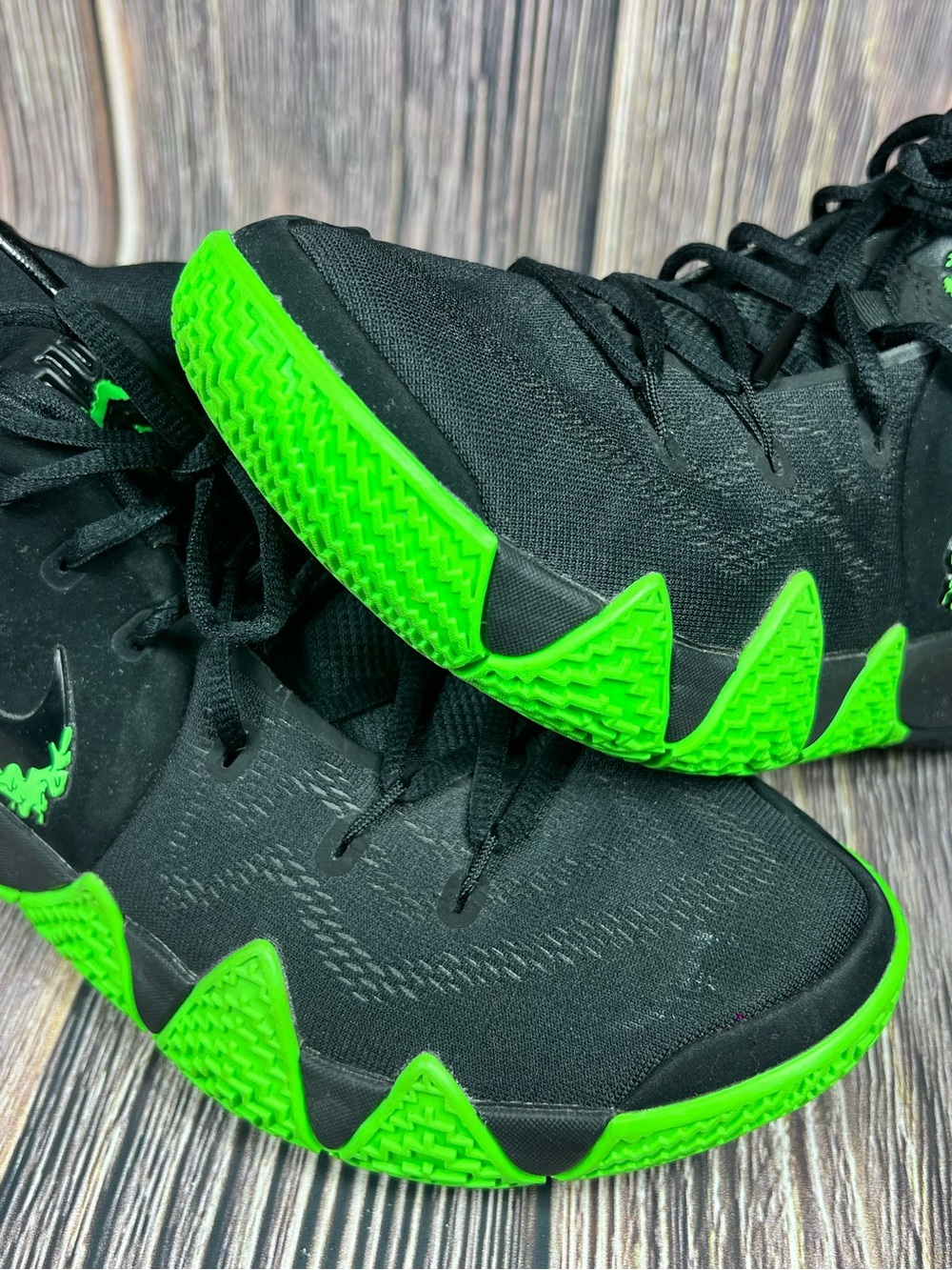 RARE Nike Kyrie 4 Halloween 943806-012 Men's Basketball Size 7 Super Clean!